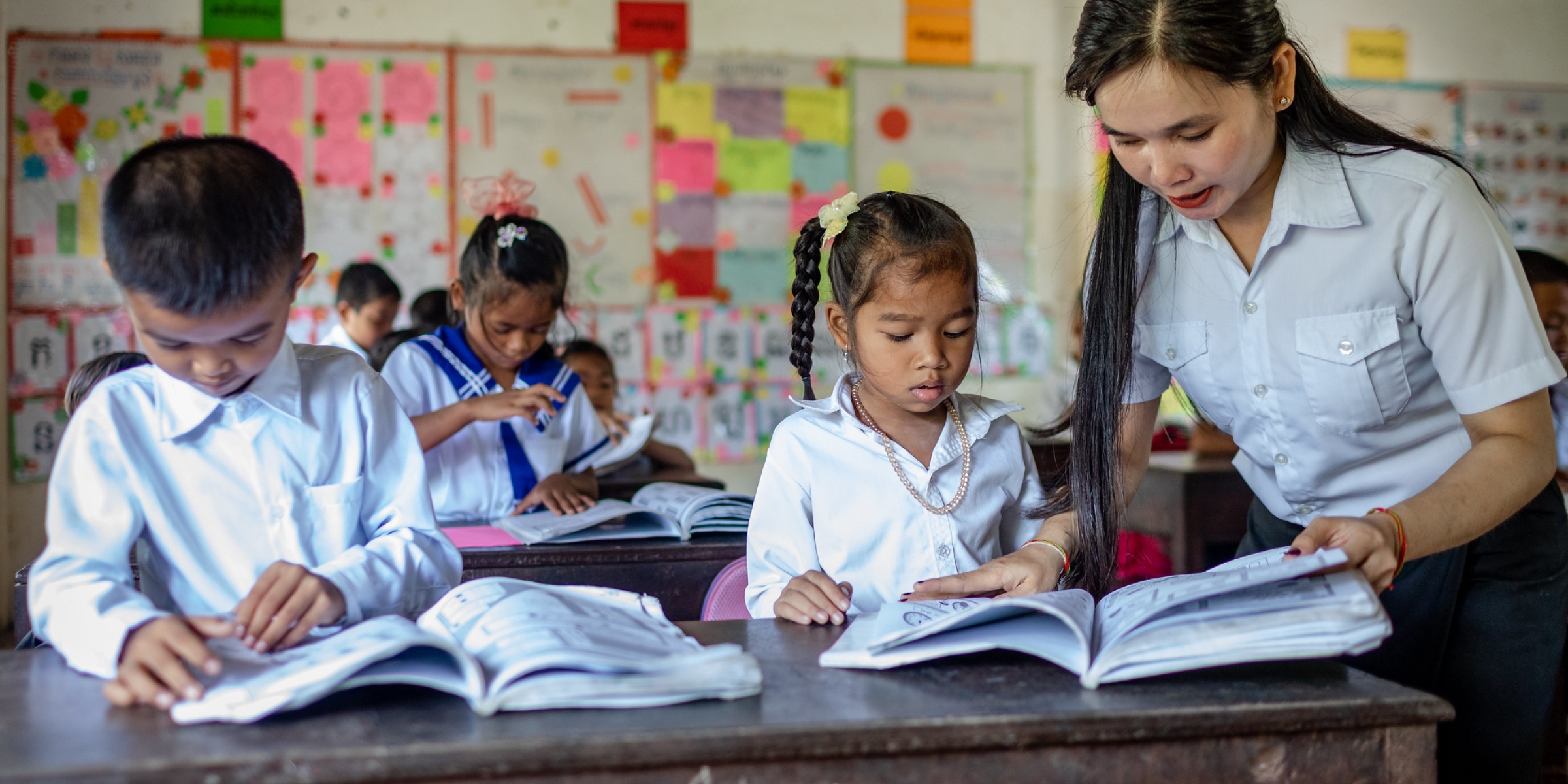 Chhay Kim Hak interacts with her grade one students at Chambak Haer Primary School, Puok District in Siem Reap, Cambodia. Credit: GPE/Roun Ry