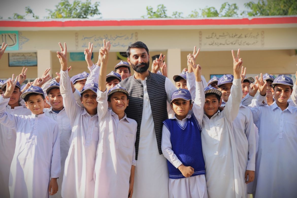 Muhammad Farooq Khan, enseignant au lycée public de Dobandi à Haripur, dans la province de Khyber Pakhtunkhwa. Crédit : UNICEF/Pakistan/2025/Roham